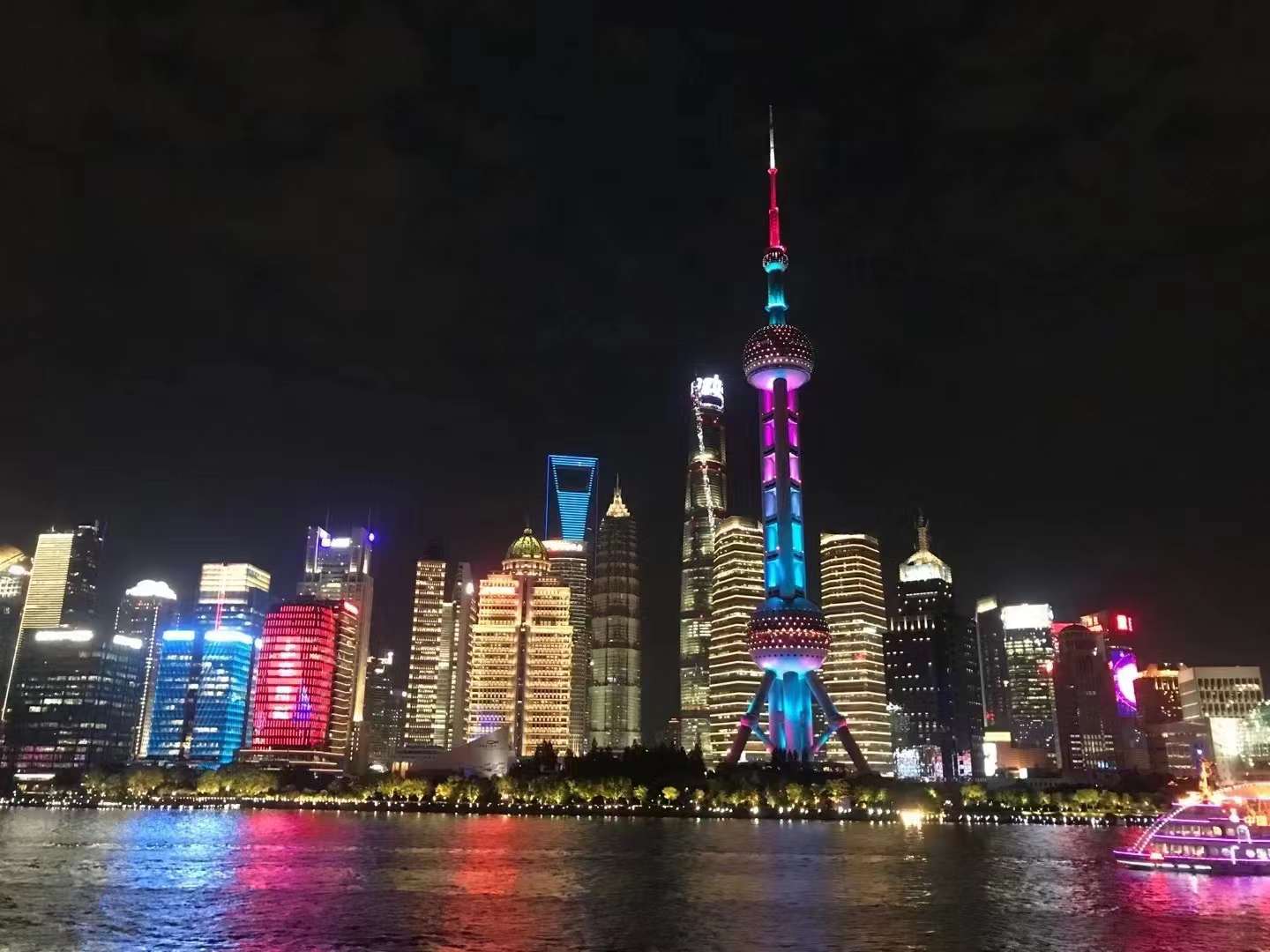 今早朋友圈的慕尼黑展会图片，有检测家、中仪宇盛、吉艾姆、阿尔塔等